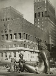 Rådhuset. En av Per Hurums bronseskulpturer. 1961