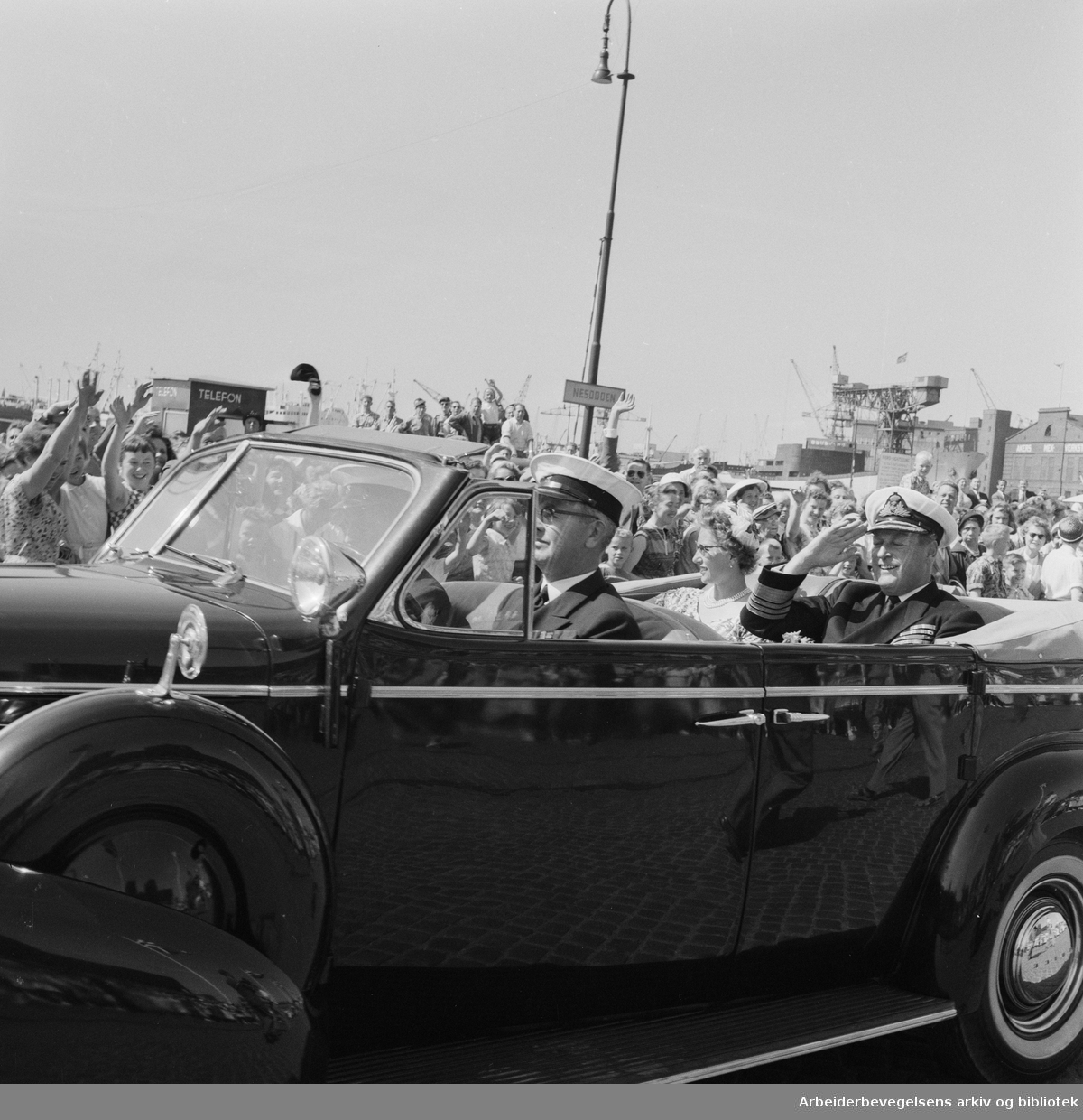 Kong Olav V og prinsesse Astrid ankommer Oslo etter signingsferden. Juli 1958.
