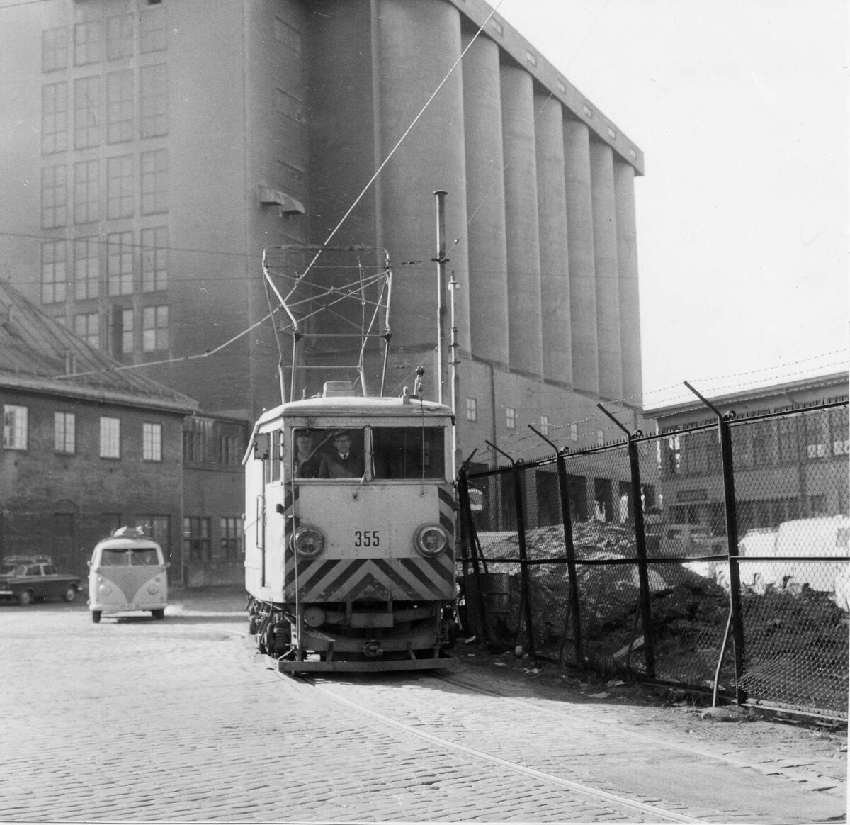 Oslo Sporveier, kornvogn 355, SporveiensVW radiobil, Vippetangen 1966-1967, "nye" kornsilo