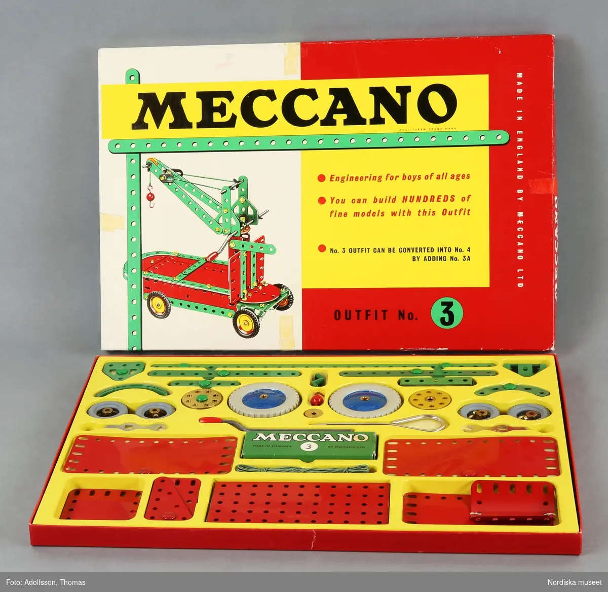 Huvudliggaren:
"Meccanolåda, 50 byggnadsdelar, bruksanvisning; pappkartong märkt 'Meccano' etc. L 43 cm, Br 29 cm, H 2 cm."
