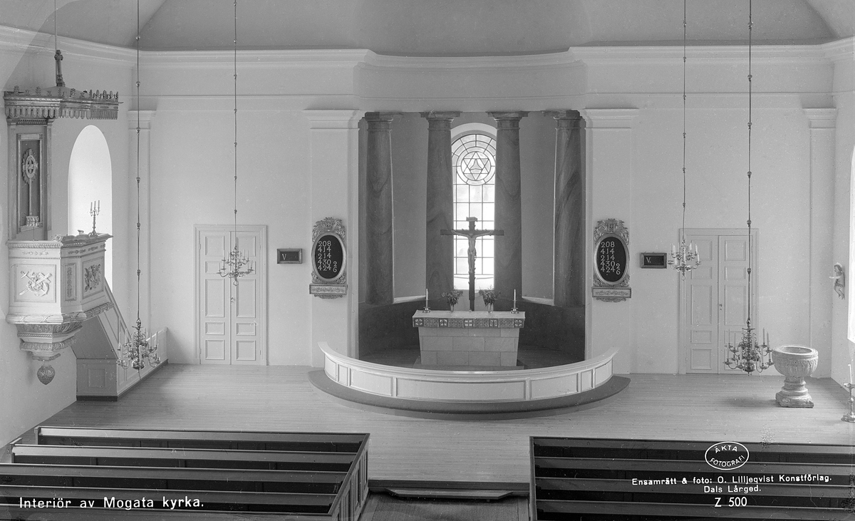 Interiör från Mogata kyrka, kort efter 1961 och 1963 års restaureringar. Vid dessa tillkom bland annat det nya altaret i kalksten.