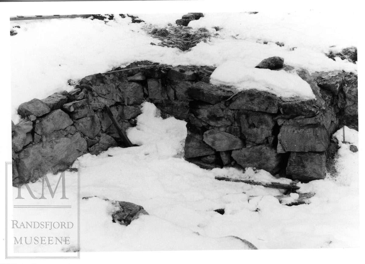 Dokumentasjon av den gamle grunnmuren på Lere etter at stua var tatt ned for å settes opp igjen på Hadeland Folkemuseum.