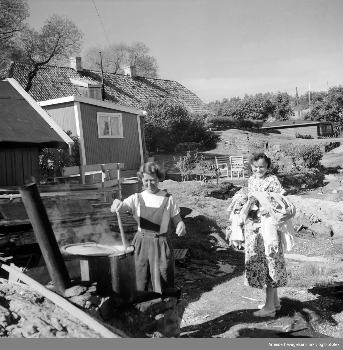 Sensommerstemning på Lindøya. Kirsten Jensen og Ragnhild Pettersen tar ...