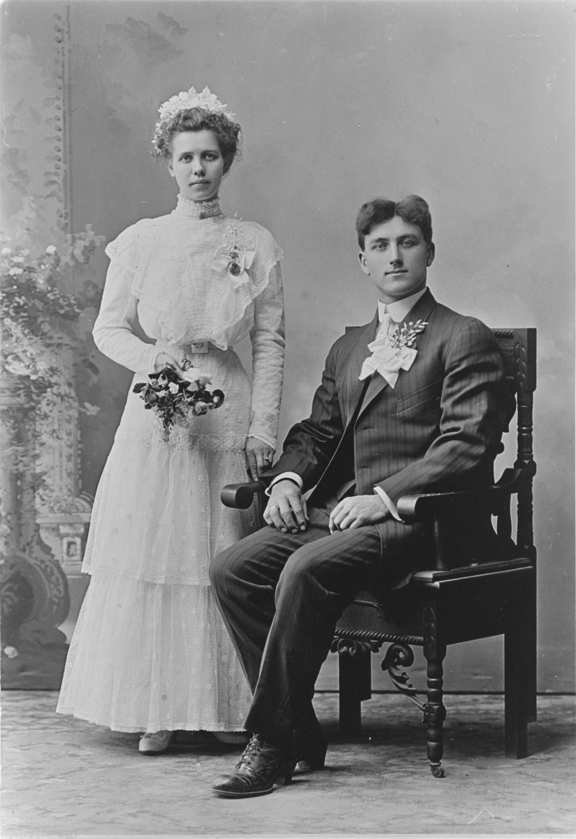 Bryllupsbilde av Beret Helgeset og Artur Yri. Leeds, North Dakota, omkring 1900.
