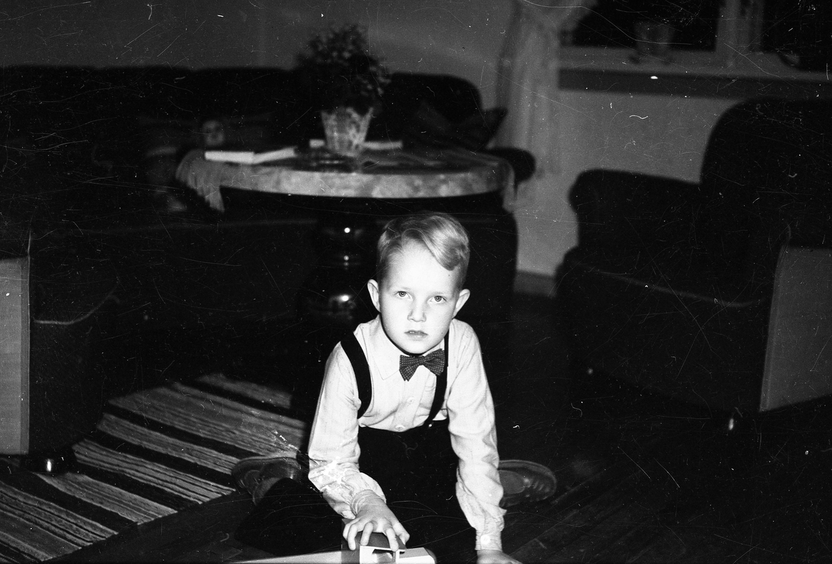 Portrett av penkledd gutt. Julefeiring
Ca 1956