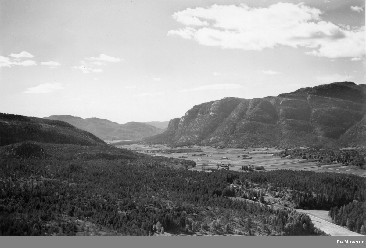 Flyfoto sett mot Øvre-Bø, tatt 5. juli 1952