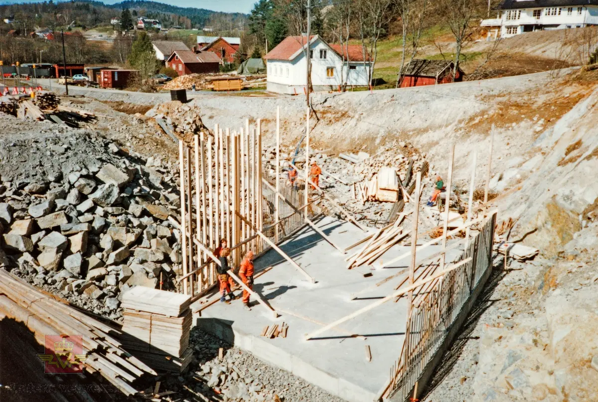 Arbeid med forskaling til  Holtekulverten. 
Leon Lorentzen (nr. 3 fra venstre i forgrunnen), Arne Halvorsen (nr. 2 fra venstre bak), Einar Opstad (til høyre bak), de øvrige er ukjente.
Stedsnavn: Sundsmyra