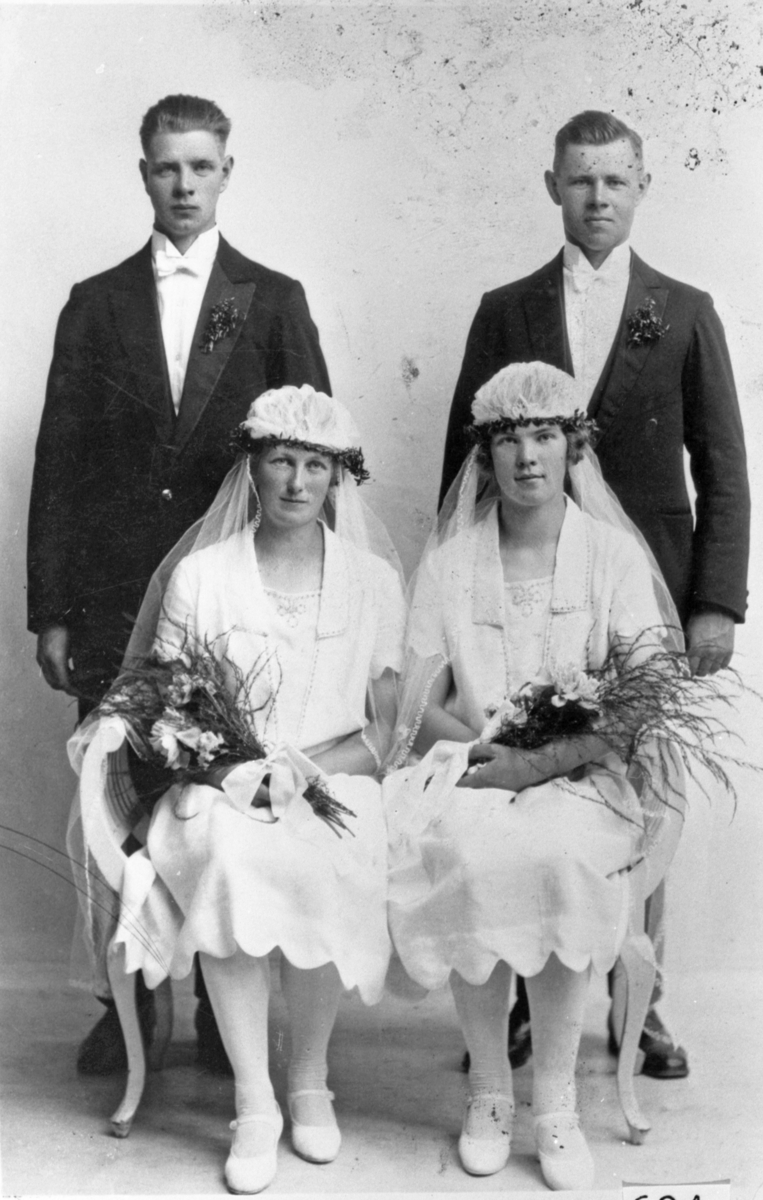 Dobbelt bryllupsbilde. Til venstre: Ola og Kristi Hunstad. Til høyre: Karl Green og Stina Green. De giftet seg 20. juni 1928.