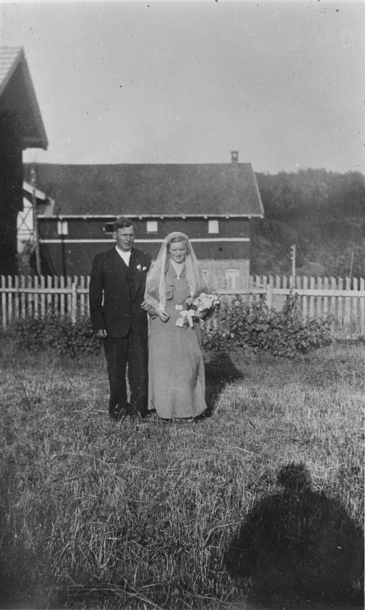 Bryllupsbilde av Knut Øen og Bolette (f.Hovde). I hagen på Anfinrud, 1935. 