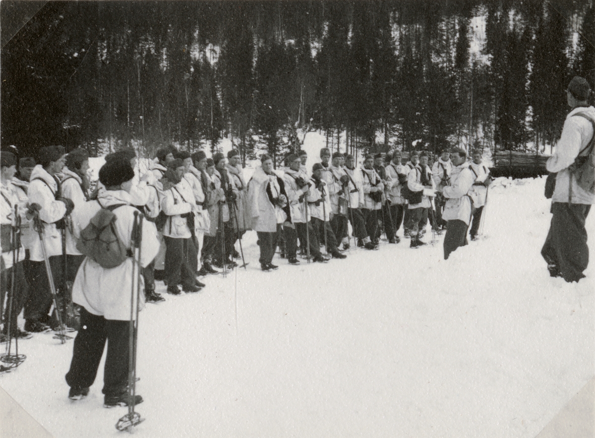 Text i fotoalbum: "AIHS vinterfältövning vid Sälen 15.-22. febr. 1942. Nilsson "gagga" taktik".