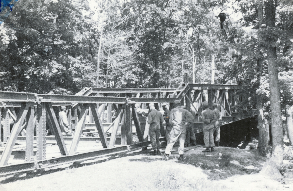 Text i fotoalbum: "Studieresa i USA mars-juni 1953. Heavy Girder Bridge, Fort Belvoir".