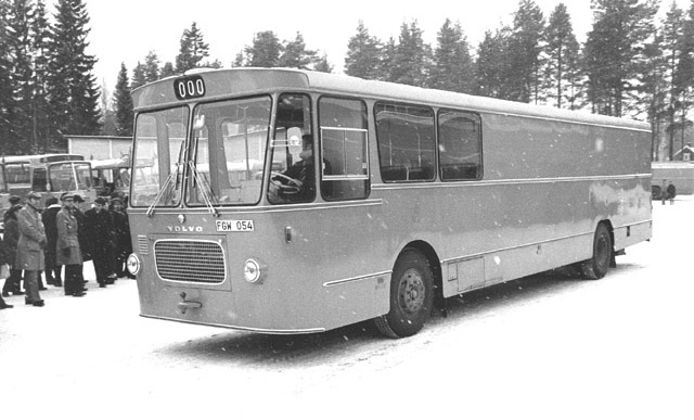 Volvobuss med lastutrymme och plats för ett fåtal passagerare.
Byggd omkring 1969. Registrerings-beteckning FGW 054.