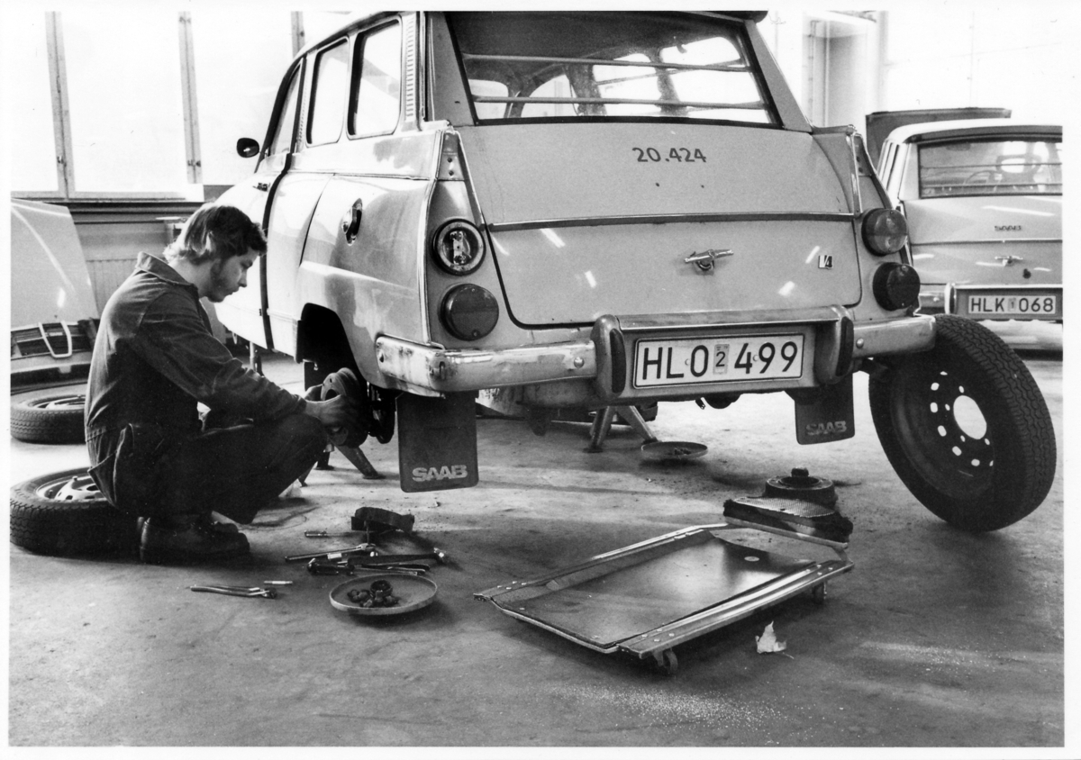 Underhålls- och fordonssektionen kom till genom en
organisationsändring den 1 juli 1976. I industribyggnaden finns en
verkstad för småbilar. Här reparerar bilmekanikern Lars Dahlgren en
brevlådtömmnings bil av märket Saab.