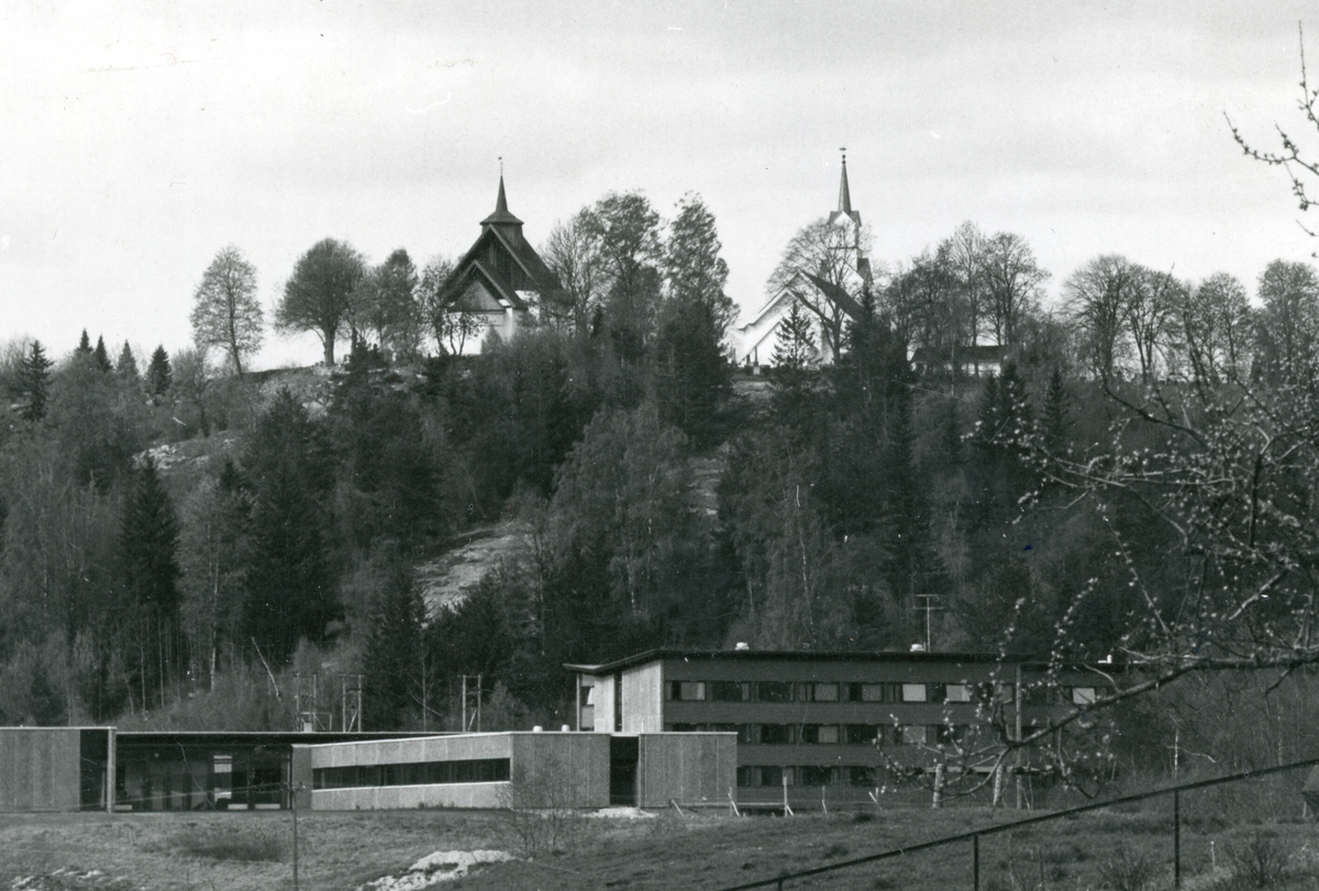 Fire bilde av kyrkjene på Bøhaugen sett frå ulike retningar.