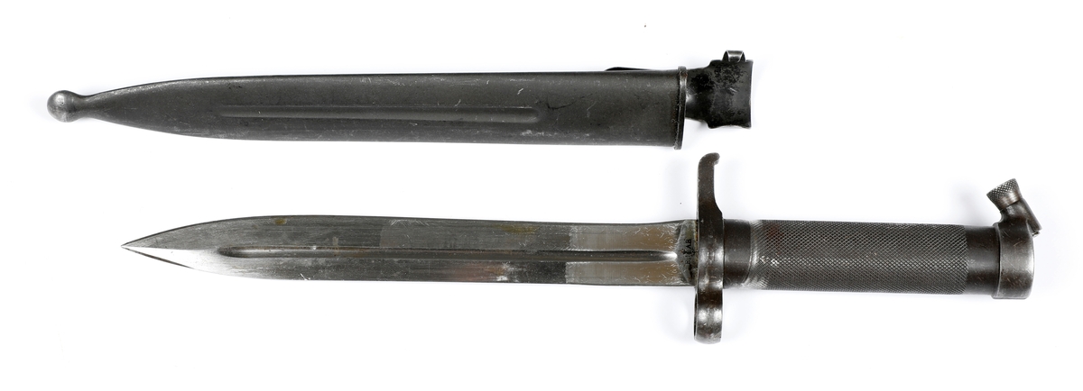 Gevær, Mauser m/38 eller 6,5 mm (Gevär m/38), og bajonett med slire.
Benyttet av de norske polititropper i Sverige under andre verdenskrig og ved ankomst Norge ved krigens slutt i 1945.