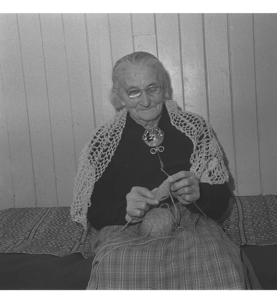 Eldre dame med strikketøy. 
