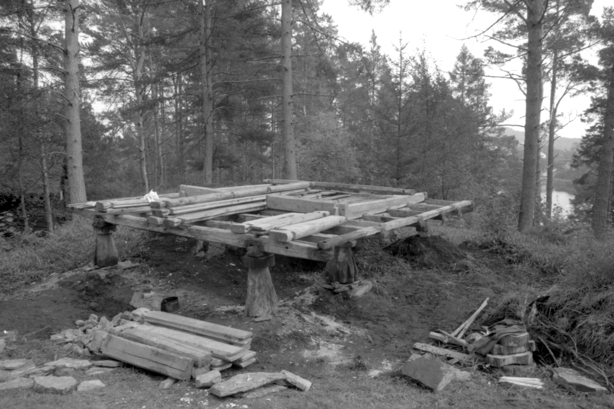 Dokumentasjonsbilder i serie av stabburet til Edvin Overå, Liabygda, under oppsettinga på Sunnmøre Museum.