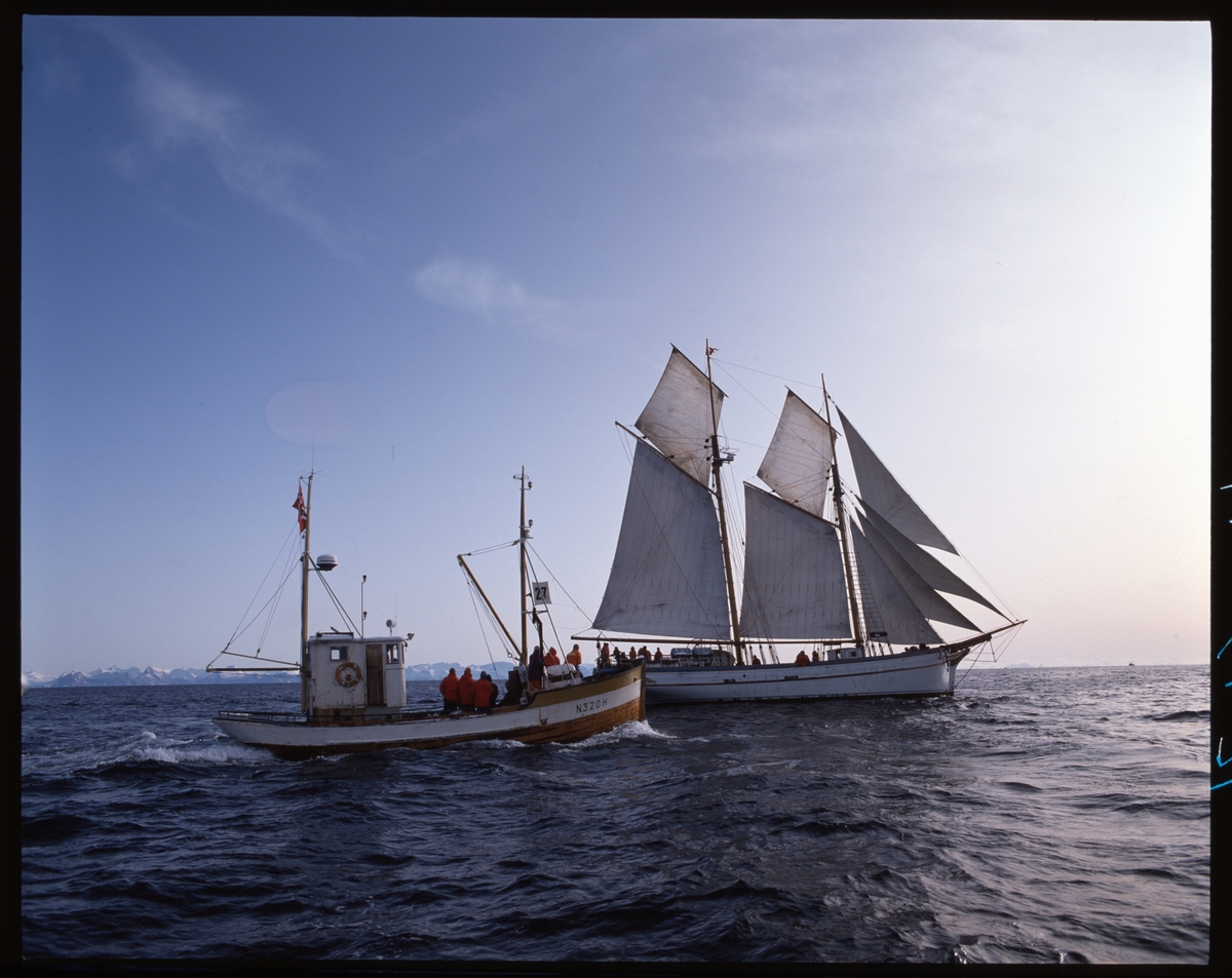 "Anna Rogde" for fulle seil, fiskekutter passerer foran i bildet.