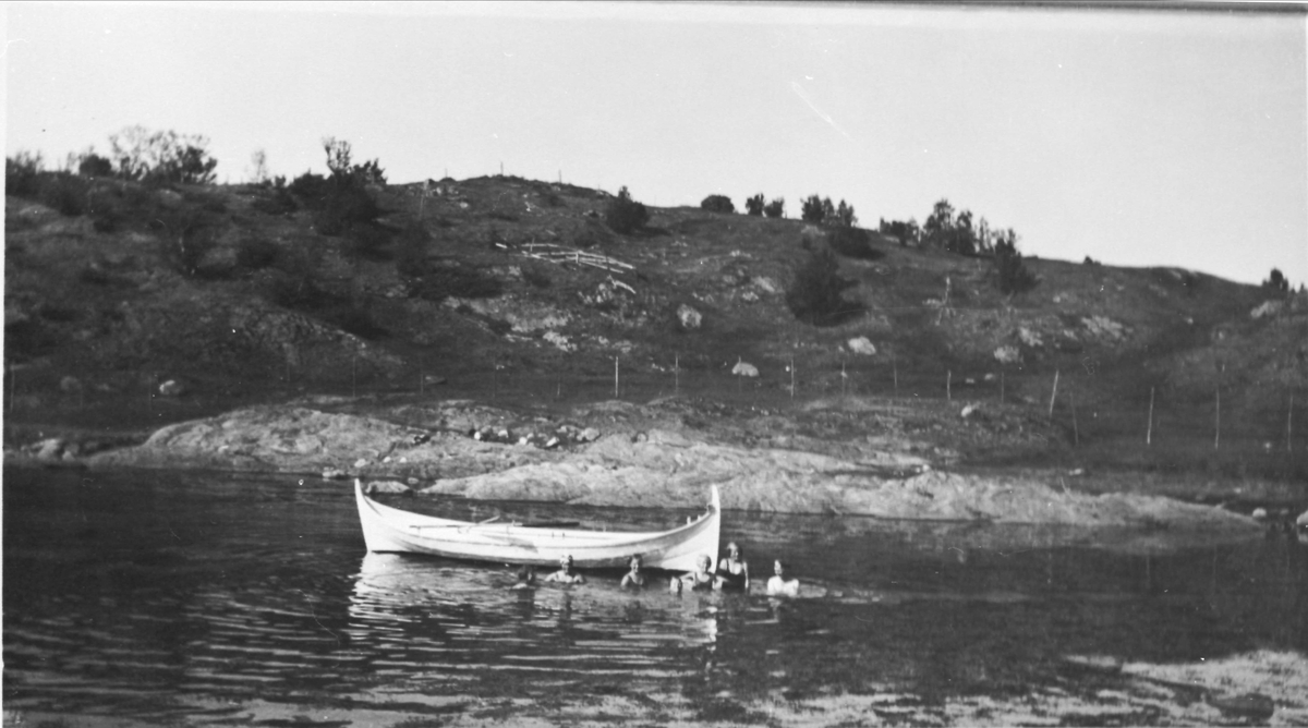Nordlandsbåt og badende unger på nordre Stangnes.