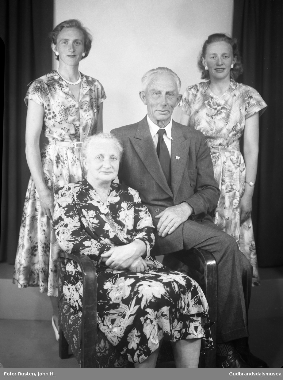 Familiebilde, Karen f. Sandbakken og Theodor Jacobsen.