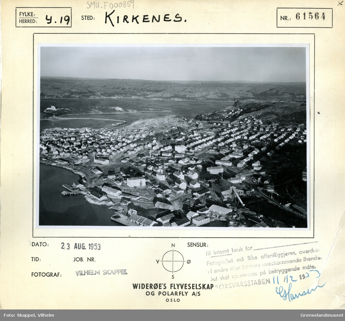 Flyfoto av Kirkenes. Prestøya sees på venstre side av bildet. Malmklang kan ses midt i bildet. Dampsentralen er i forgrunnen på høyre side.