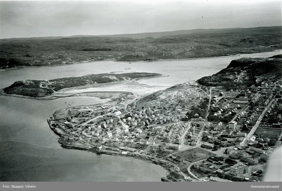 Flyfoto over Kirkenes sentrum og Prestøya med utsikt mot Svartaksla ...