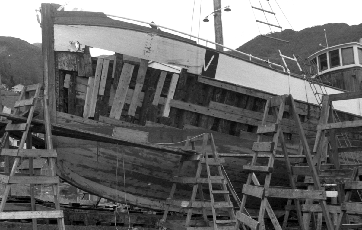 Båten m/b "Heland" på slipp ved Vik båtbyggeri i Austefjord 1992.