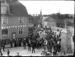 17. mai i Dronningensgt. i Moss 1911. Fanen til Moss Høiere 