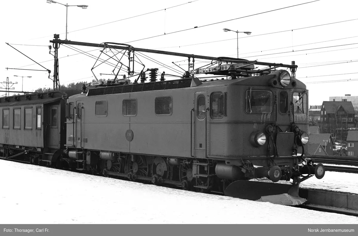 SJ elektrisk lokomotiv litra D nr. 896 med persontog til Bjørnfjell på Narvik stasjon