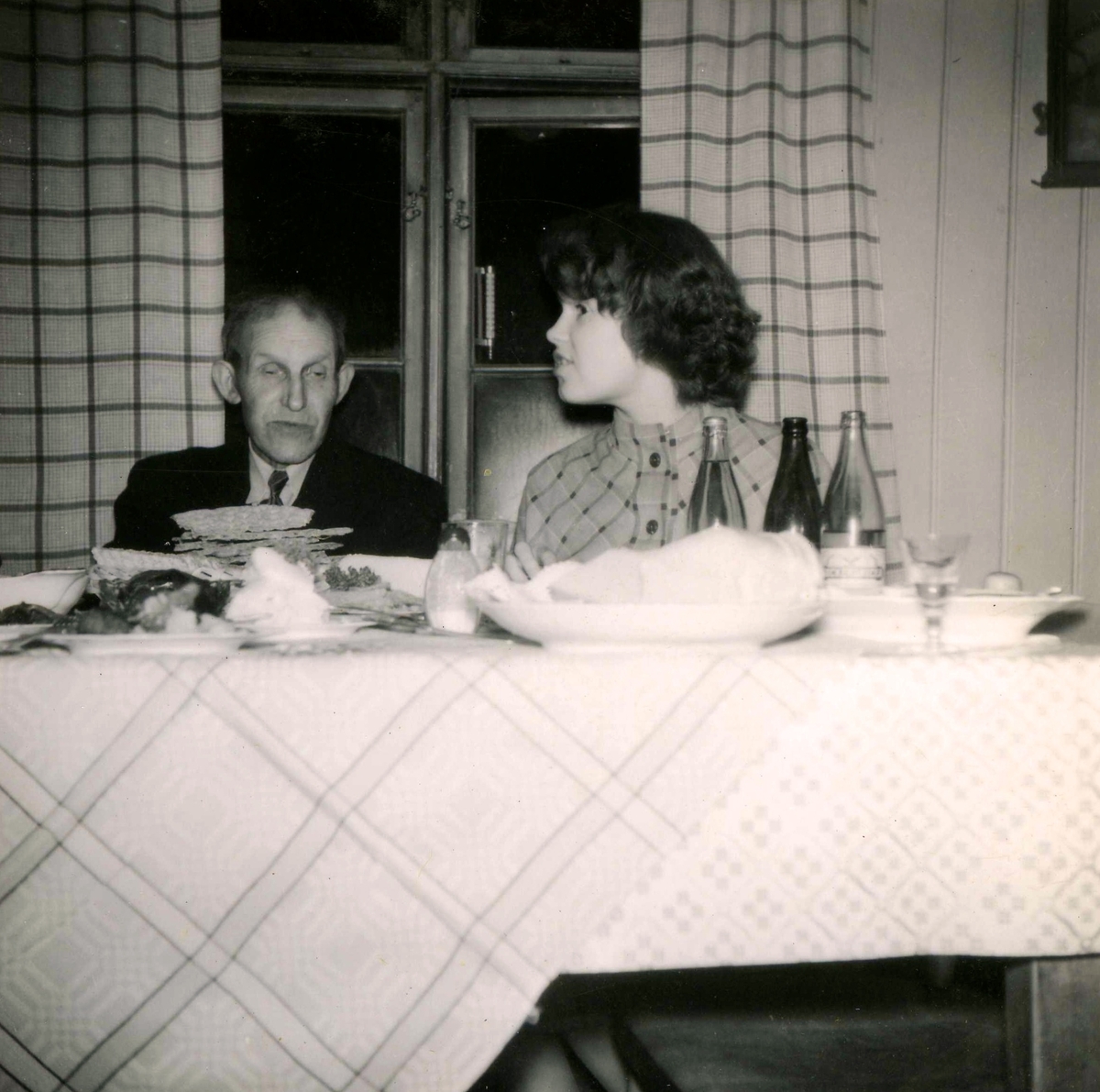 Robert Pettersson (född i Lindome 1886 - 1968) uppvaktas på sin 67-årsdag 1953. Bredvid sitter Eva Svensson (född 1936, gift  Johansson), dotter till gårdens ägare Rolf Svensson. Robert var dräng på Ekans gård "Ekan 1:1" från 1912.
