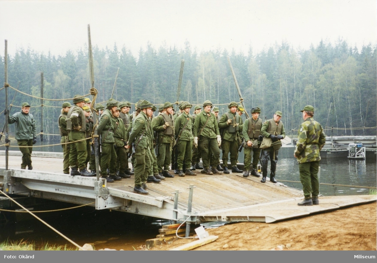 Förevisningen på Ing 2 (Grusgropen)

KB 4 (Krigsbro 4) Förevisningen på Ing 2 (Grusgropen) den 8 maj 1981 när 4.ingkomp (MGB) och 5.ingkomp (KruppB) tävlade i brobyggnad med jämförande försöksbroar.