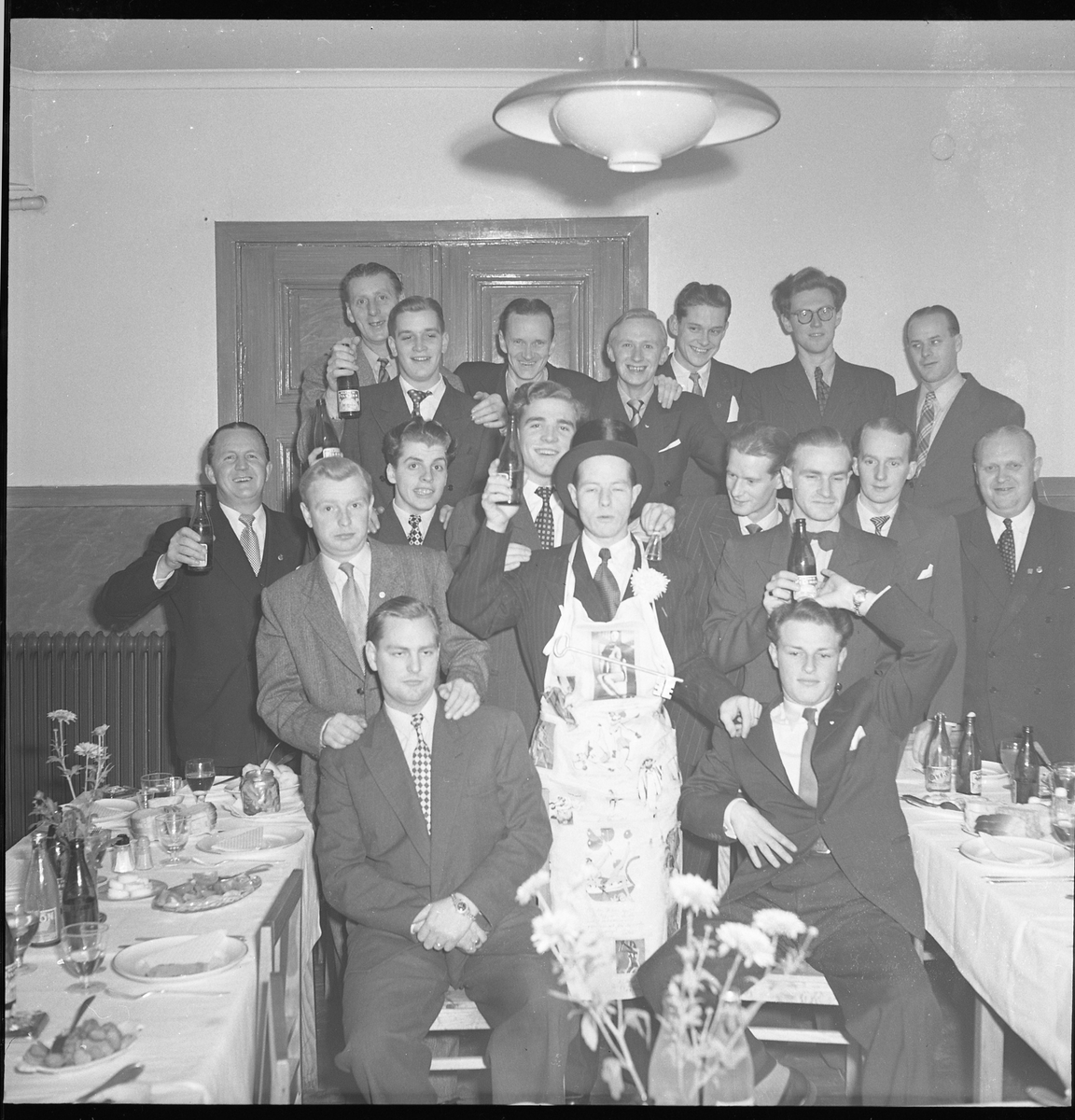 Grupp oidentifierade män på kalas. Eventuellt en svensexa. Nov 1950