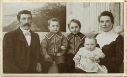 Familiebilde, ungt ektepar med tre barn, Simon og Kristine L