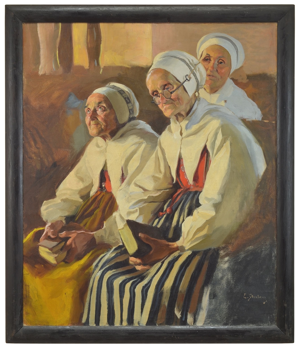 Två gamla kvinnor i Leksandsdräkt sitter i kyrkbänken med psalmbok i händerna och en tredje kvinna bakom.