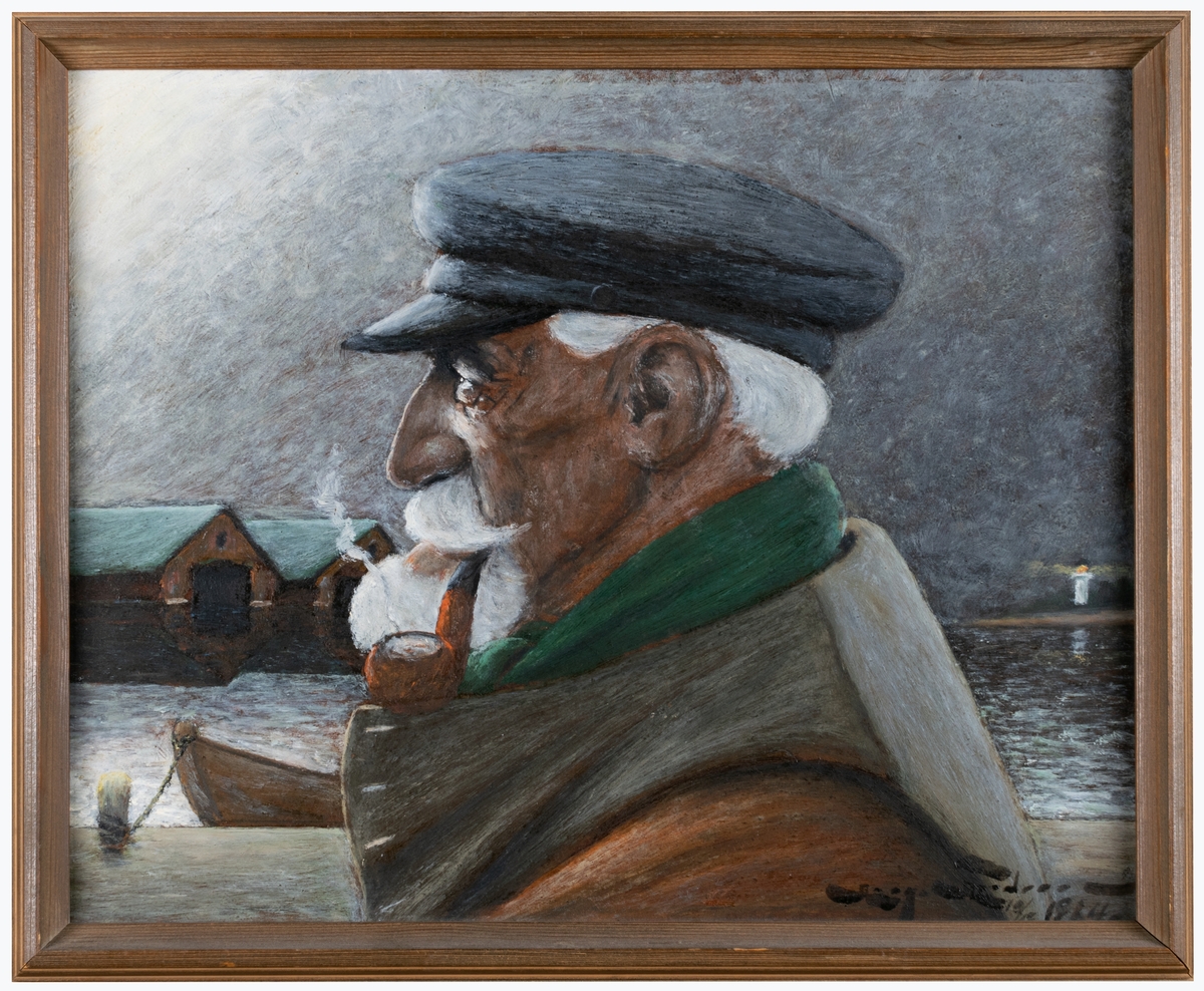 Fiskargubbe med pipa i munnen, vitt skägg och keps avbildad i vänsterprofil med hav och båthus i bakgrunden. Ett traditionellt motiv som bygger på den tyske marinmålaren Harry Haerendels välkända målning från ca 1920 "Der alte Seebär" (Den gamle sjöbjörnen).