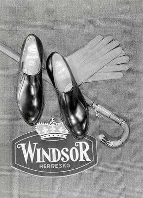 Reklameplakat for Windsorsko som viser svaret lakksko sammen med hvite hansker og en spaserstokk.