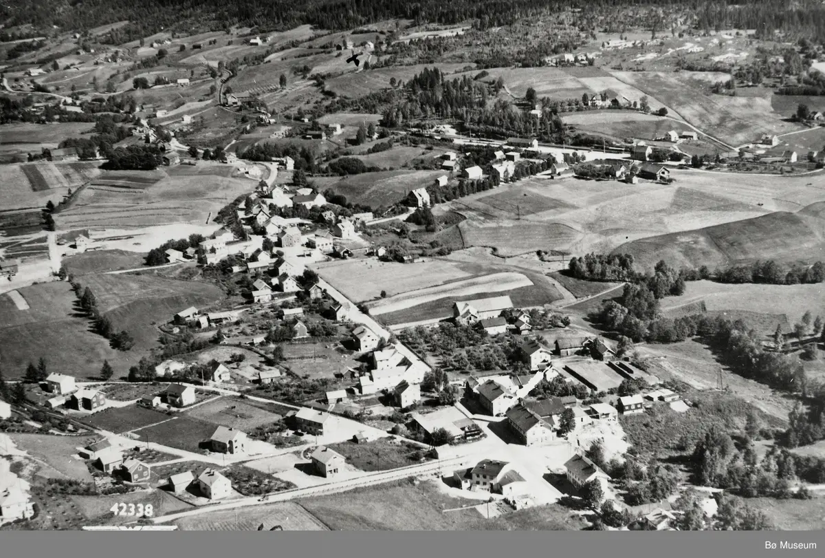 Flyfoto av Bø sentrum i 1950 - Midt-Telemark museum / DigitaltMuseum