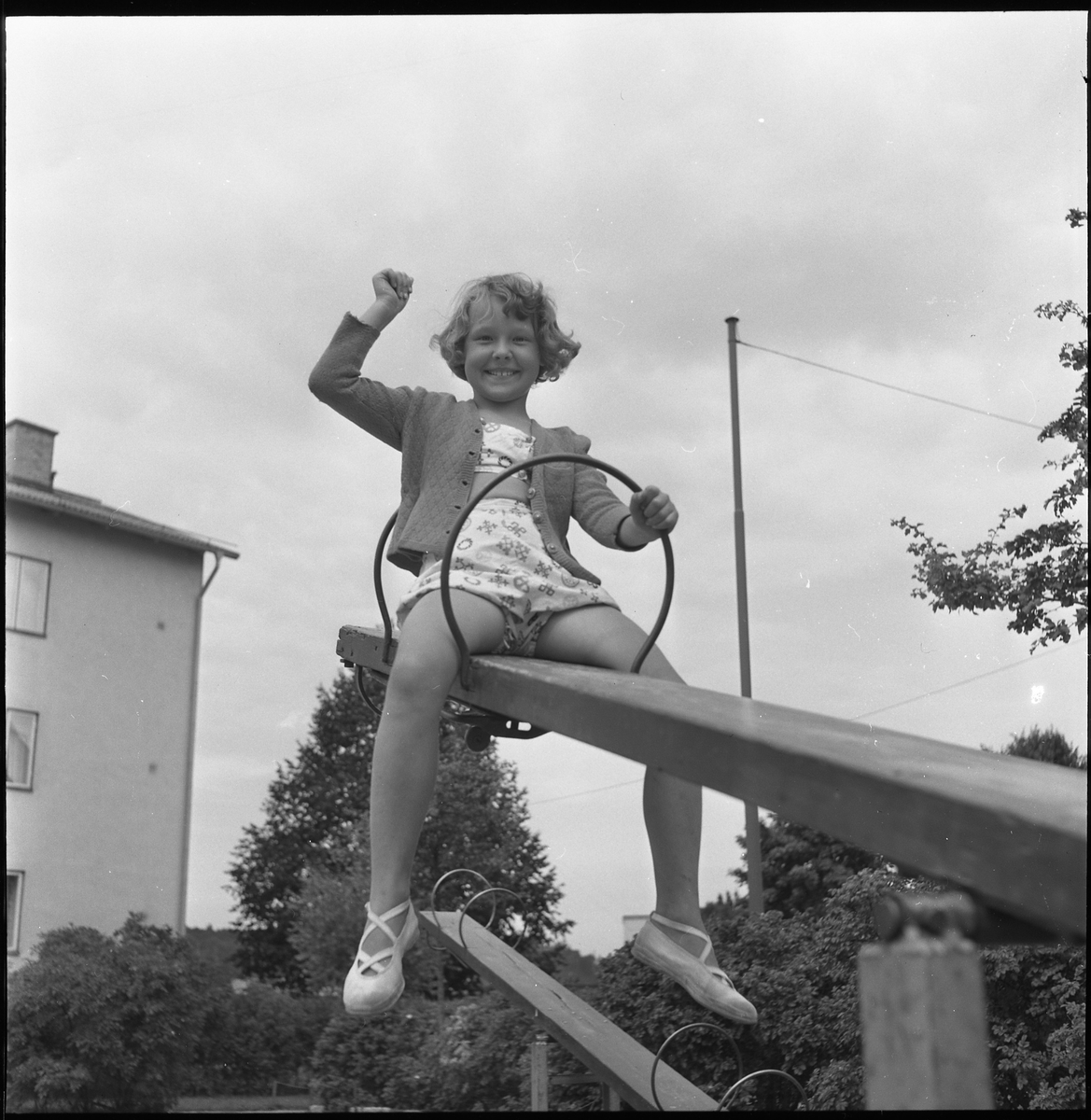 Okänd flicka på lekplats. Aug 1950