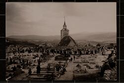 Øvre kirkegård og kirka på Røros. En stor folkemengde er sam
