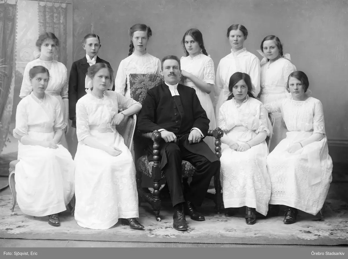 Pastor Holmbergs konfirmationsgrupp, 1920-tal - Örebro Stadsarkiv ...