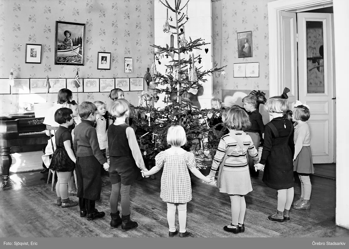 Barn runt julgran