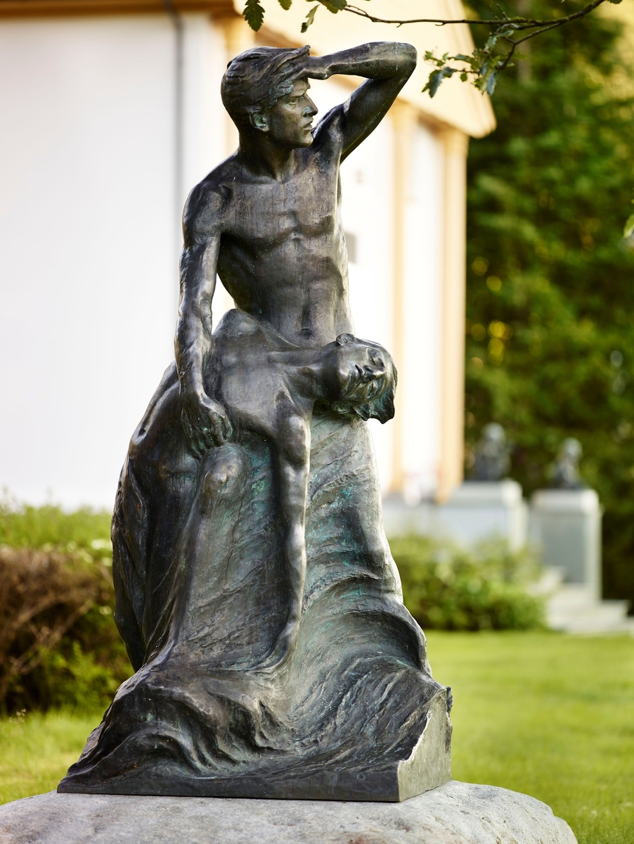 Replikk av skulpturgruppe reist i bronse i i Porsgrunn i 1923. Replikken vart laga til skulpturparken ved ASM i høve Anders Svor sitt 125 års jubileum. Ikkje same versjon som ASM 37.