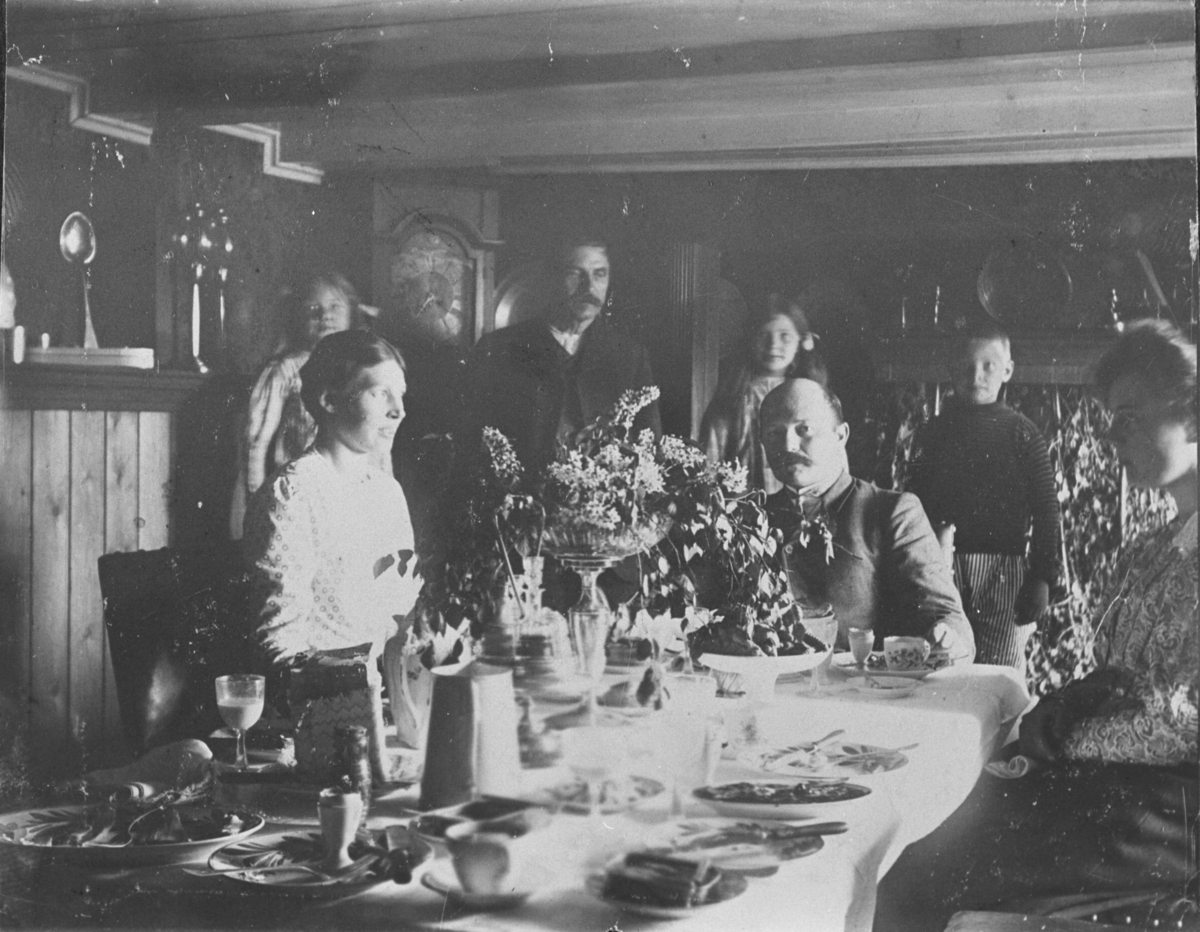 Fra Skredsvigs Hagan 1907. Beret, Vesla, Christian (d.y.) og Christian Skredsvig med gjester.