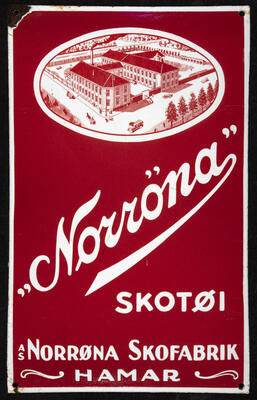 Rødt og hvitt reklameskilt for Norrøna skofabrikk.