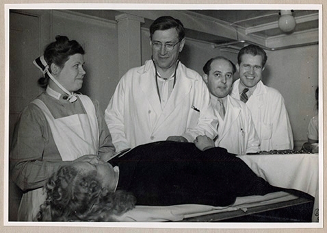 Bilder ur överläkare Gösta Lundhs fotoalbum. 
Personalporträtt.
Sjuksköterska och läkare tillsammans med patient.
Längst till höger dr Tage Teijler.