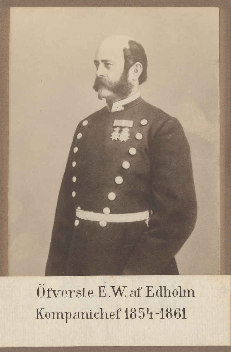 Porträtt av Eric Wilhelm af Edholm, överste vid Andra livgardet.

Se även bild AMA.0007196.