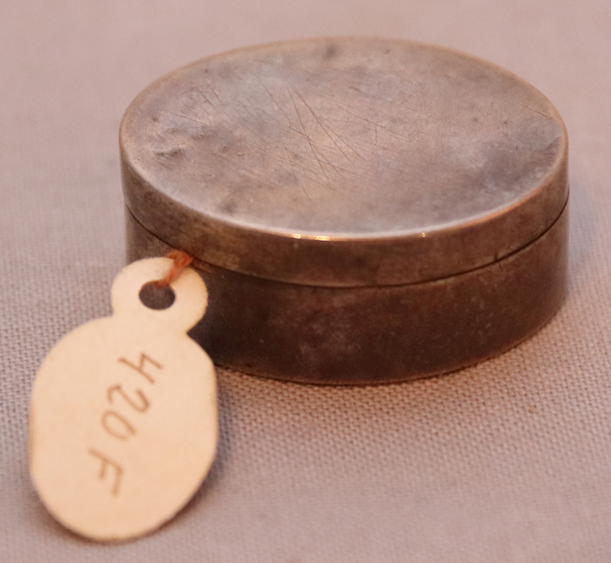 Oval  svampdosa av silver. Med avtagbart lock. Slät utan dekor. Stämplarna:  G.T.  R3 (år 1823), B, Halmstads stadsstämpel.