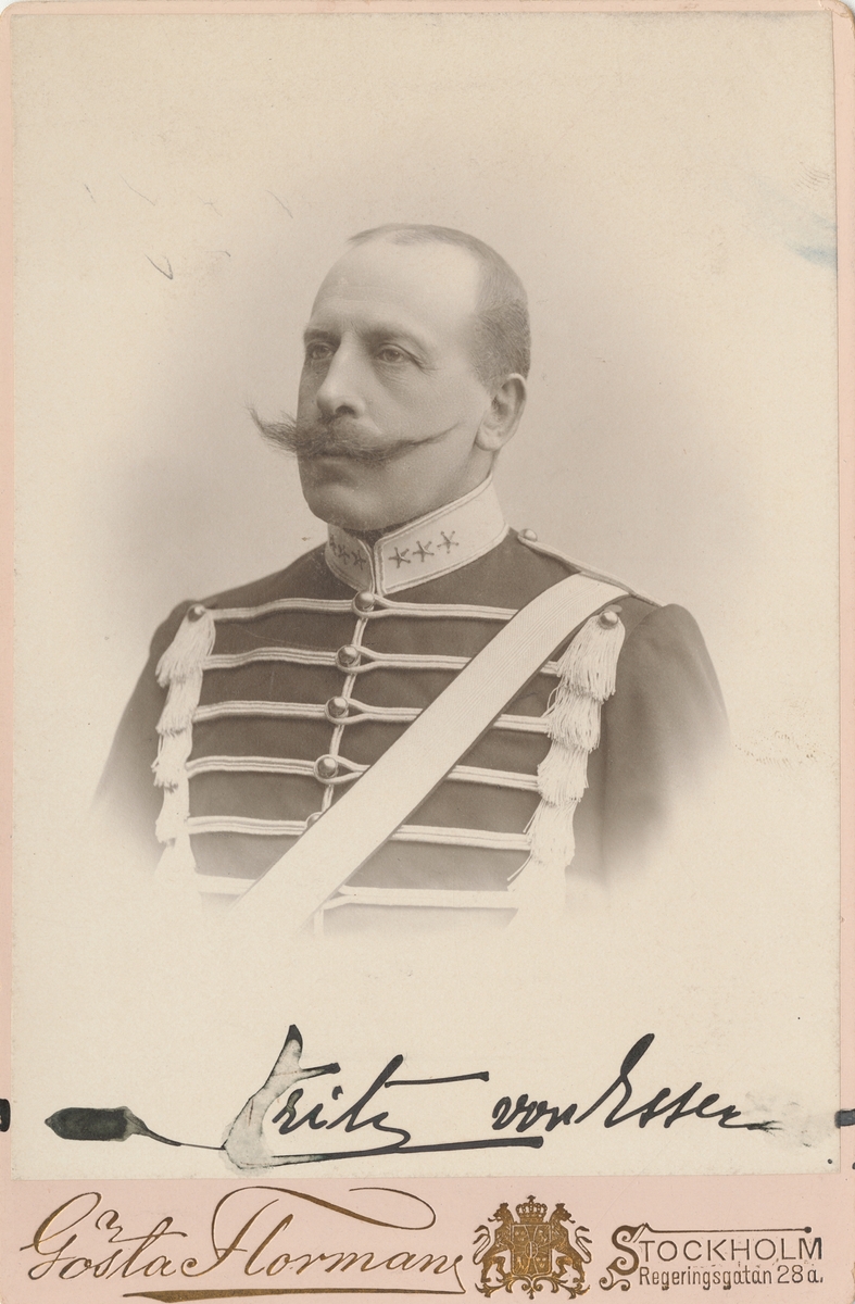 Porträtt av Fritz von Essen, ryttmästare vid Livregementets husarer K 3.

Se även bild AMA.0000809 och AMA.0013904.