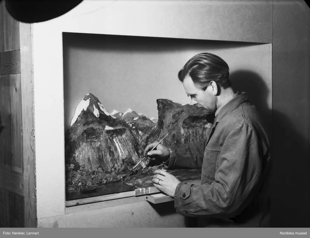 Nordiska museet. Skådesamlingens nymontering 1947. Skulptören Runo ...