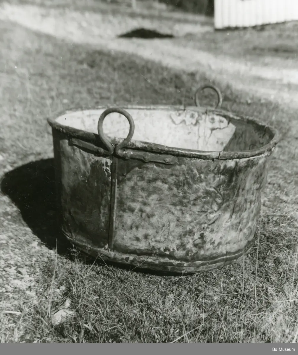 Ystekjele av kopar frå Vihus, fotografert ute på grasbakken på Otterholt, gnr. 21, bnr. 5.